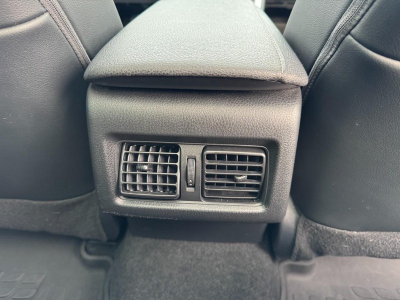 Toyota Camry Vehicle Full-screen Gallery Image 15