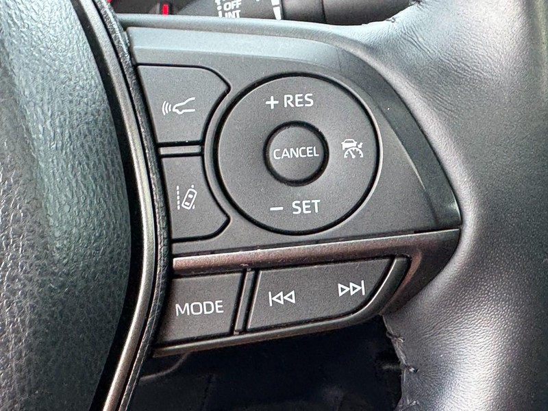 Toyota Camry Vehicle Full-screen Gallery Image 18