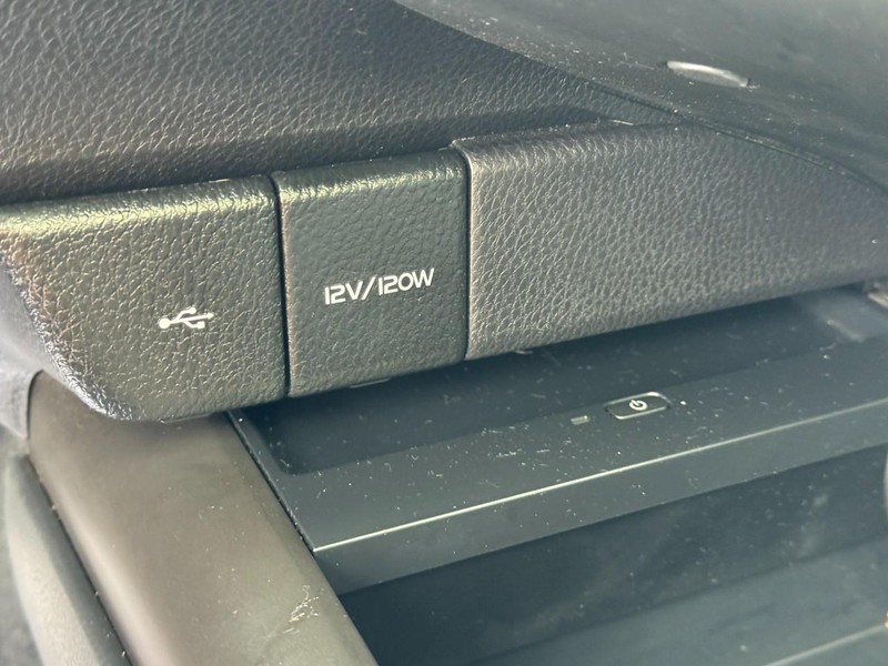 Toyota Camry Vehicle Full-screen Gallery Image 22