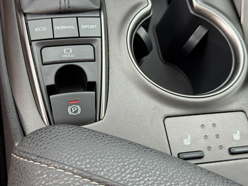 Toyota Camry Vehicle Full-screen Gallery Image 23