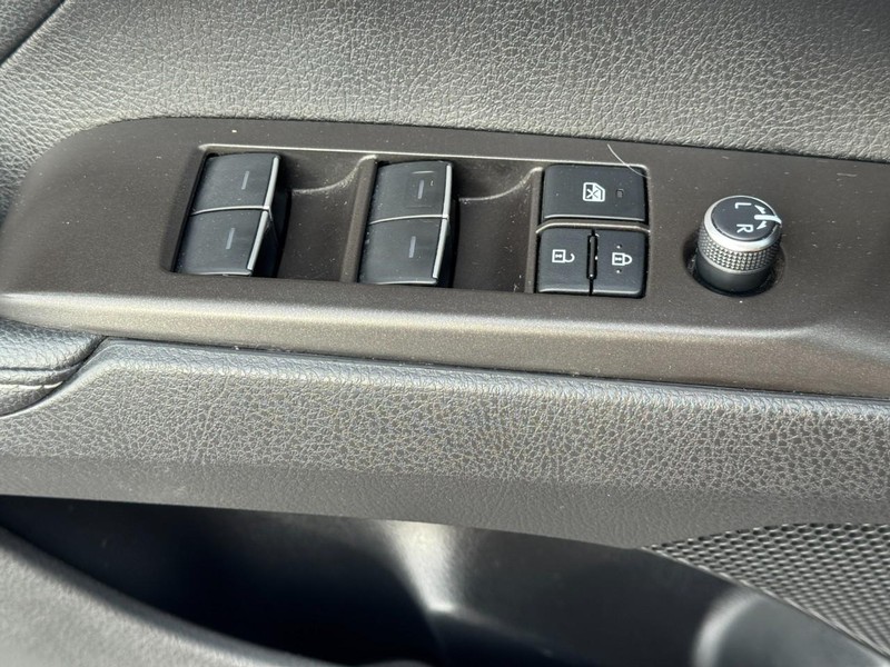 Toyota Camry Vehicle Full-screen Gallery Image 24