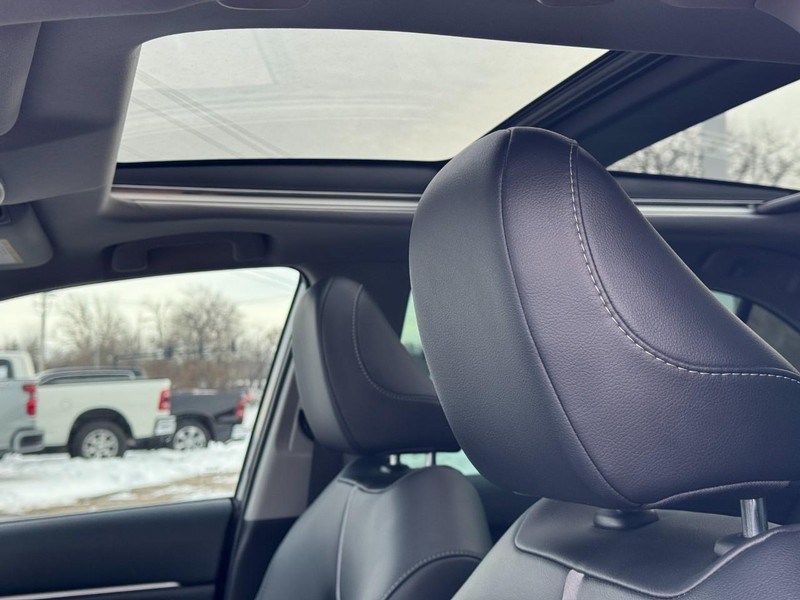 Toyota Camry Vehicle Full-screen Gallery Image 25