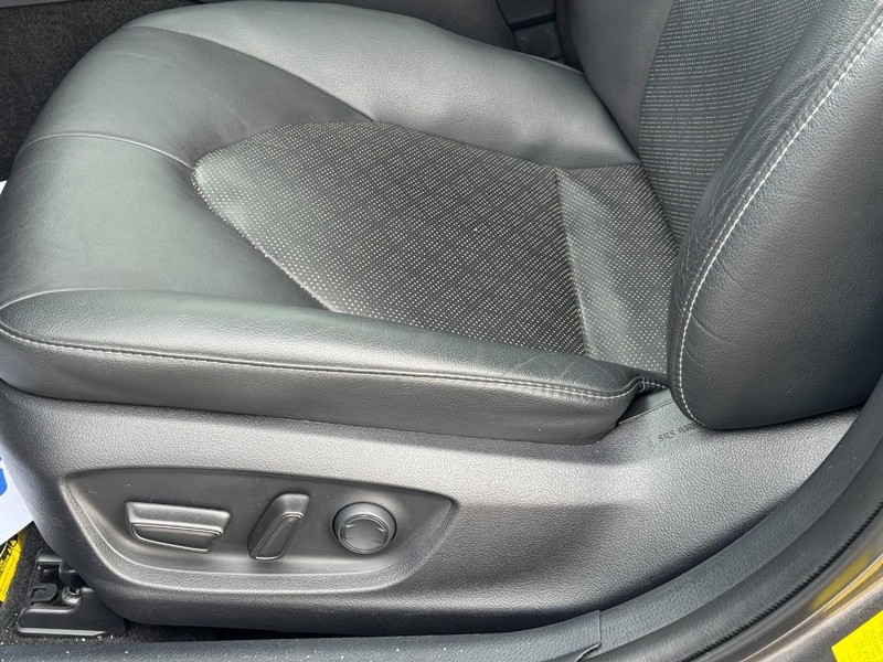 Toyota Camry Vehicle Full-screen Gallery Image 26