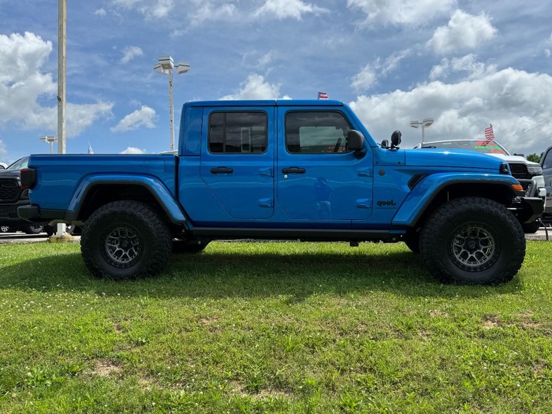 Jeep Gladiator Vehicle Full-screen Gallery Image 02