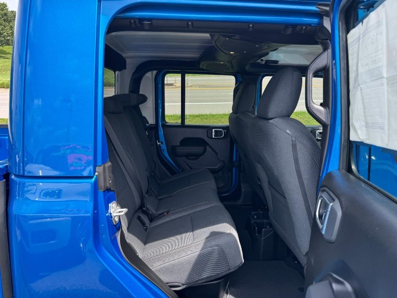 Jeep Gladiator Vehicle Full-screen Gallery Image 05