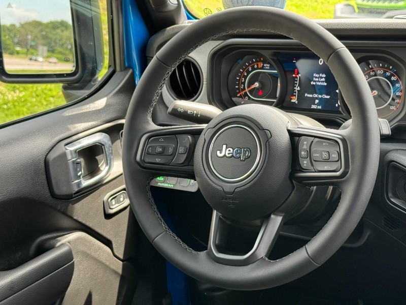 Jeep Gladiator Vehicle Full-screen Gallery Image 07