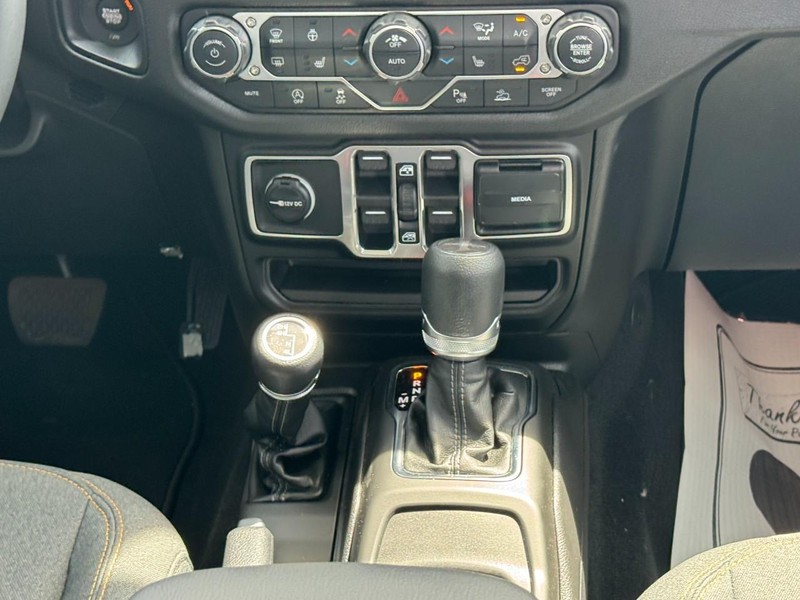 Jeep Gladiator Vehicle Full-screen Gallery Image 09