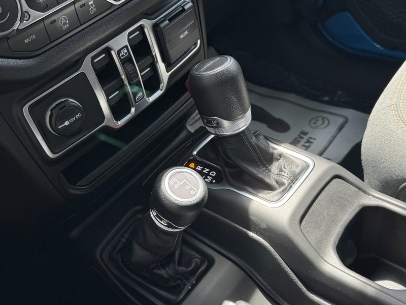 Jeep Gladiator Vehicle Full-screen Gallery Image 13