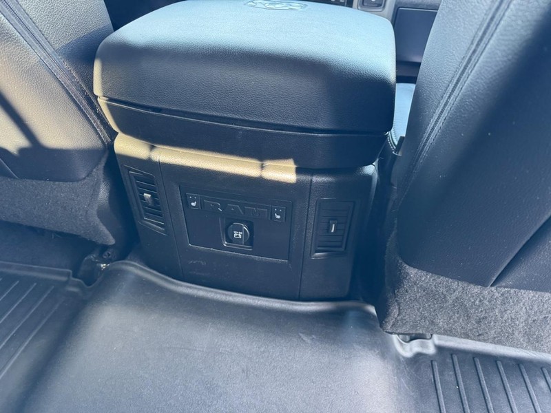 Ram 2500 Vehicle Full-screen Gallery Image 16