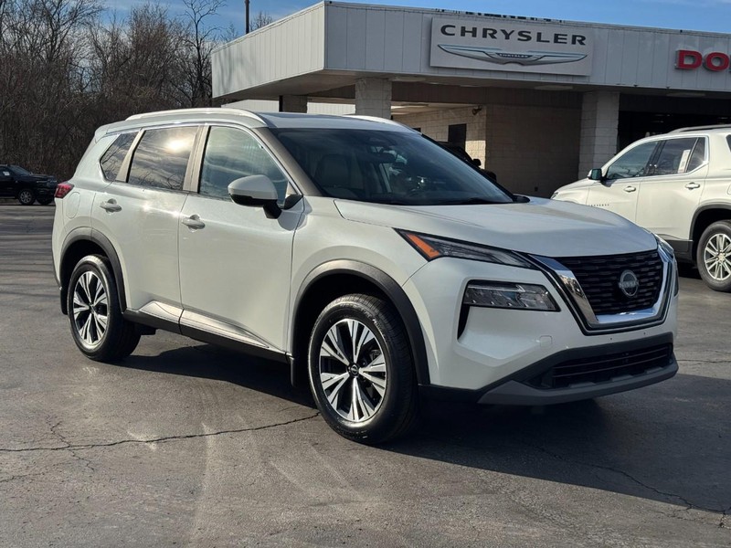 Nissan Rogue Vehicle Full-screen Gallery Image 02