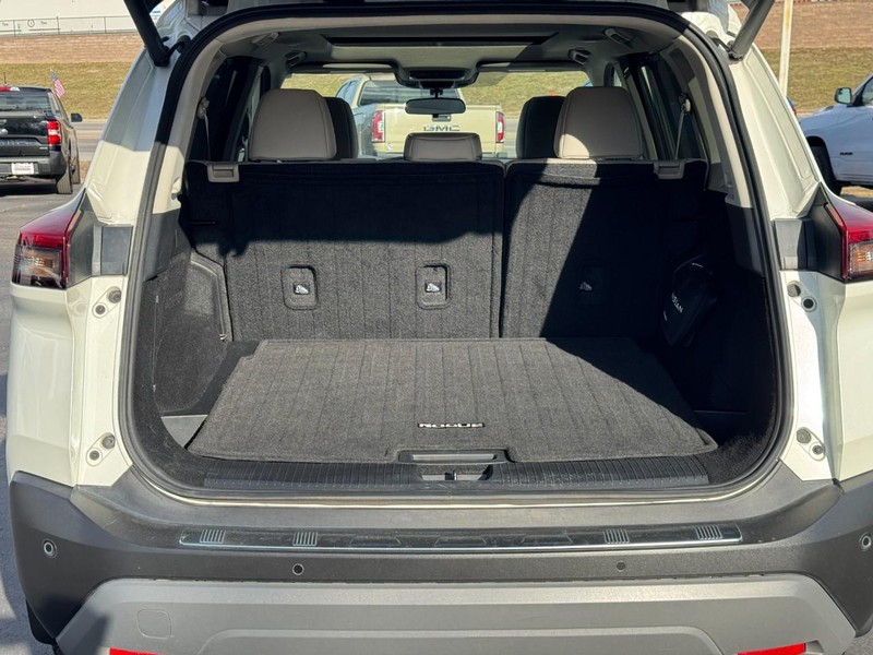 Nissan Rogue Vehicle Full-screen Gallery Image 04