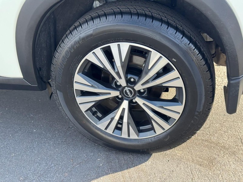 Nissan Rogue Vehicle Full-screen Gallery Image 07