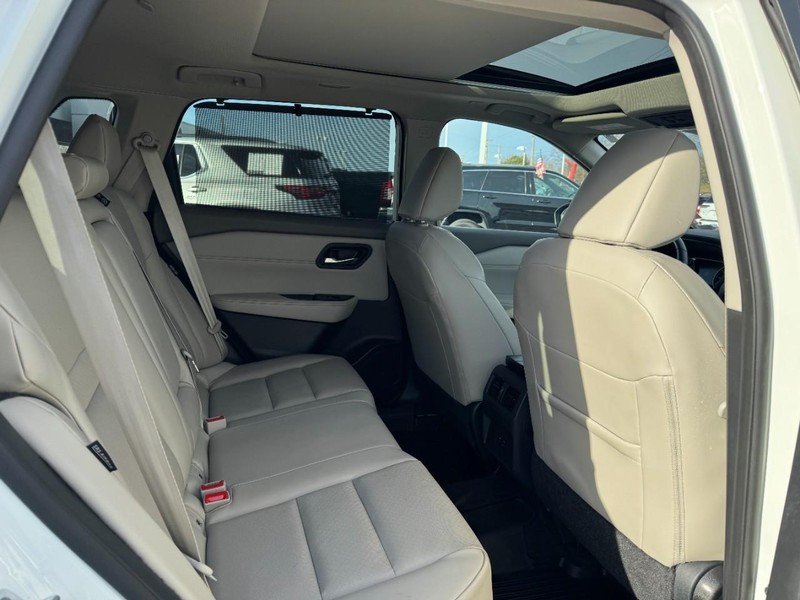 Nissan Rogue Vehicle Full-screen Gallery Image 10