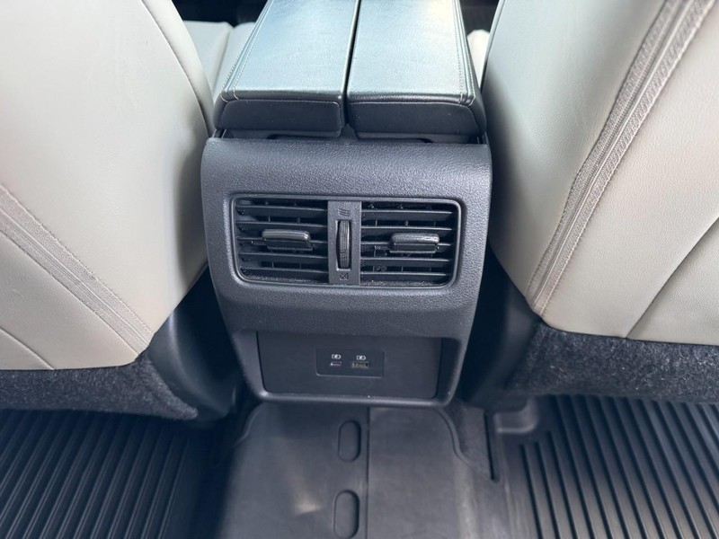 Nissan Rogue Vehicle Full-screen Gallery Image 16