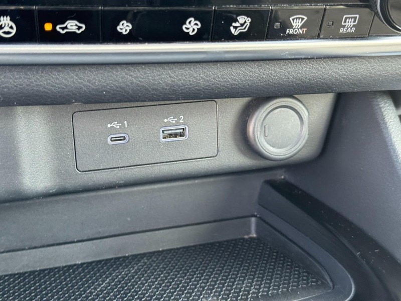 Nissan Rogue Vehicle Full-screen Gallery Image 22