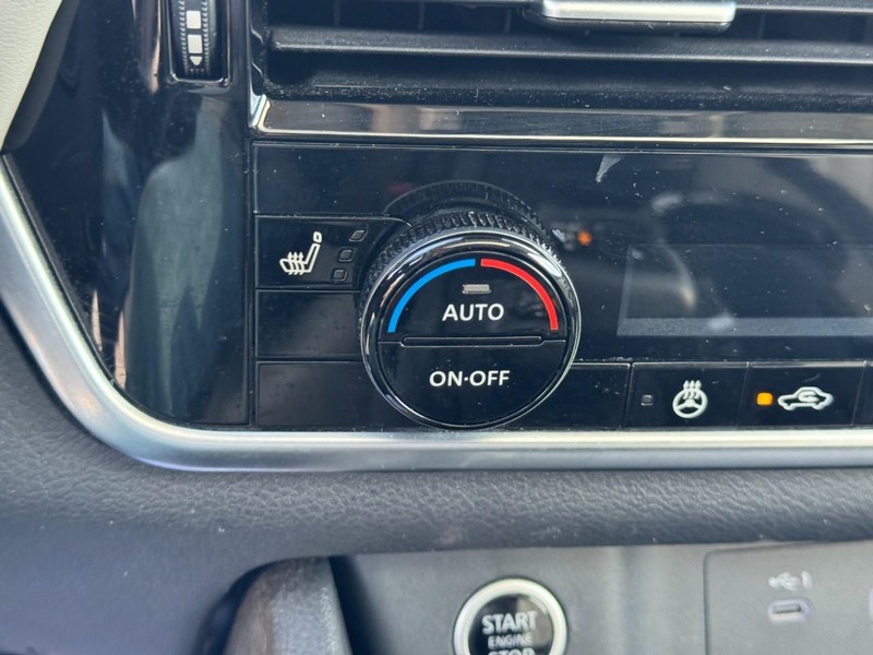 Nissan Rogue Vehicle Full-screen Gallery Image 23