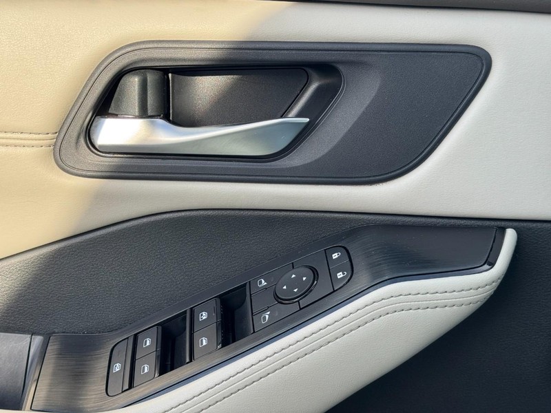 Nissan Rogue Vehicle Full-screen Gallery Image 24