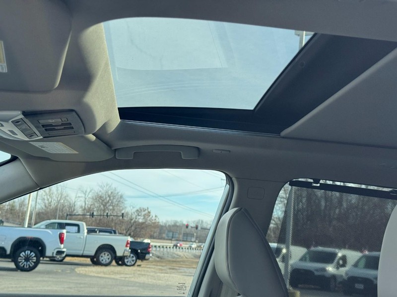 Nissan Rogue Vehicle Full-screen Gallery Image 25