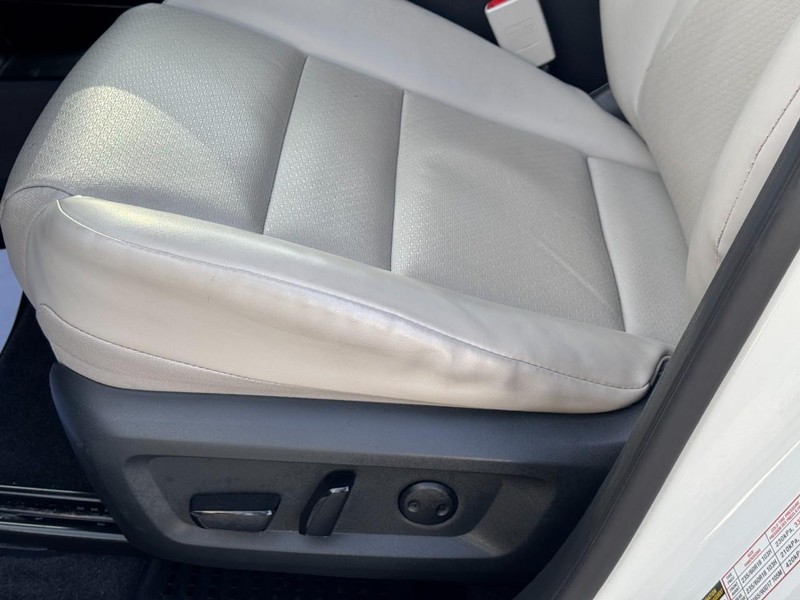 Nissan Rogue Vehicle Full-screen Gallery Image 26