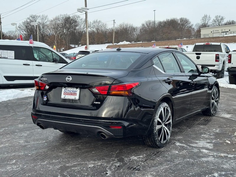 Nissan Altima Vehicle Full-screen Gallery Image 03