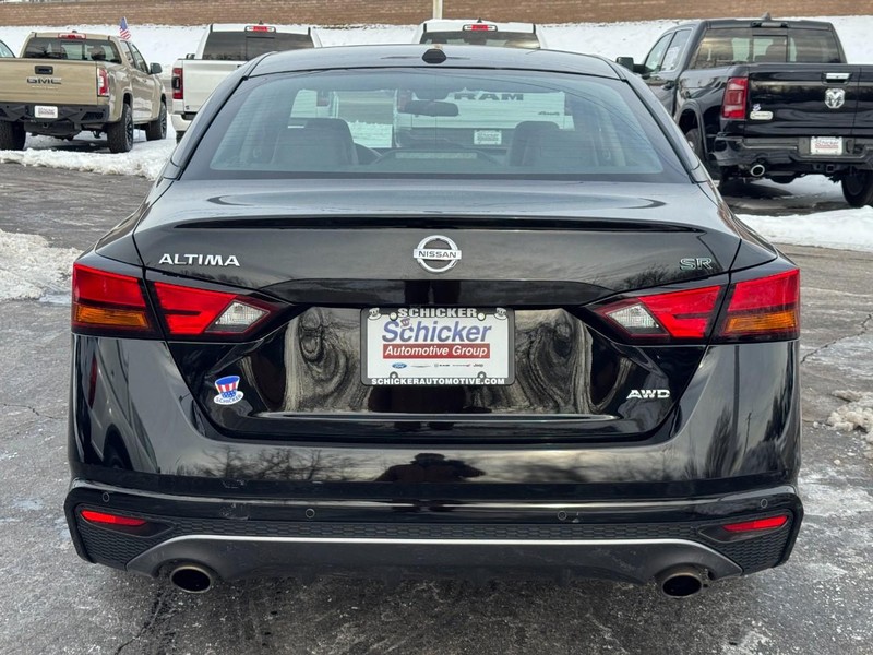 Nissan Altima Vehicle Full-screen Gallery Image 05