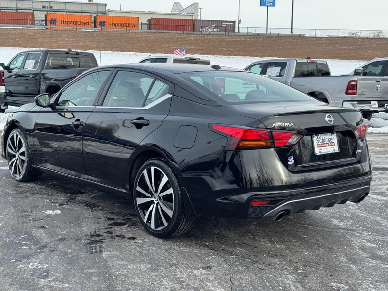 Nissan Altima Vehicle Full-screen Gallery Image 06