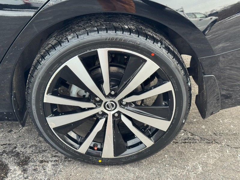 Nissan Altima Vehicle Full-screen Gallery Image 07