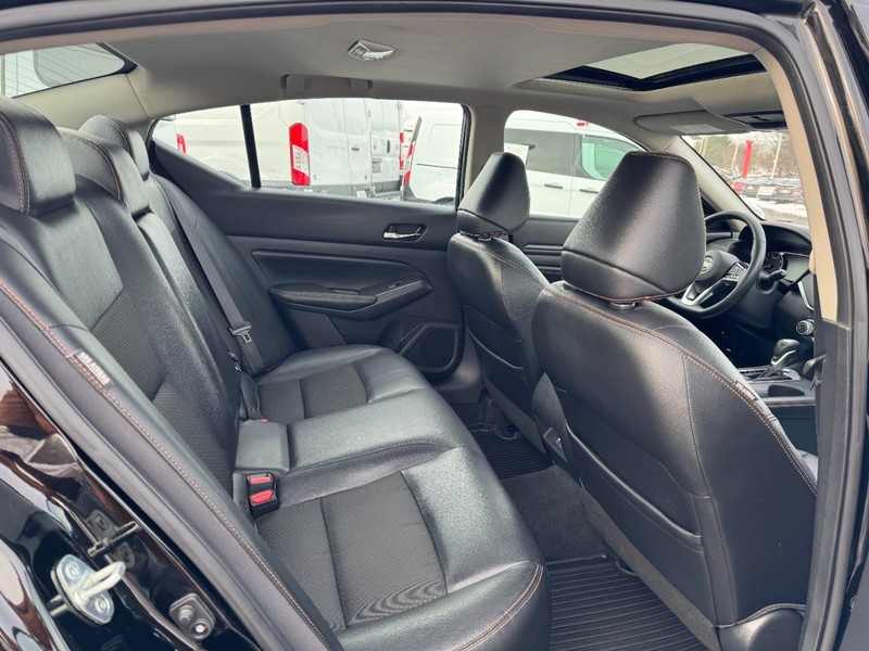 Nissan Altima Vehicle Full-screen Gallery Image 10