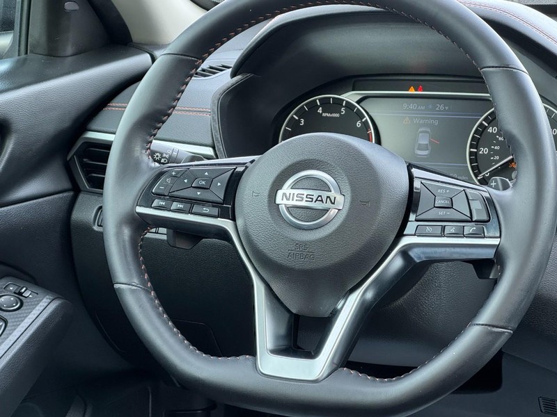 Nissan Altima Vehicle Full-screen Gallery Image 12