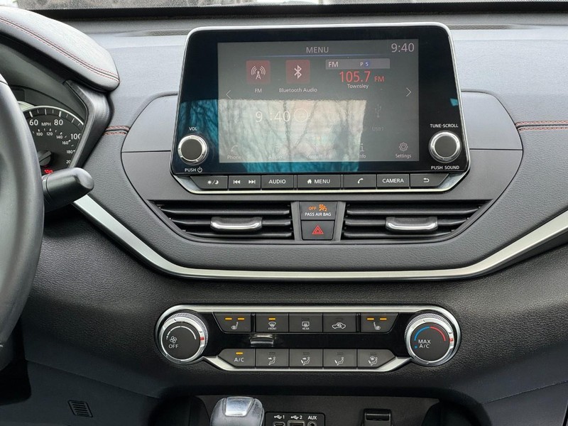 Nissan Altima Vehicle Full-screen Gallery Image 13