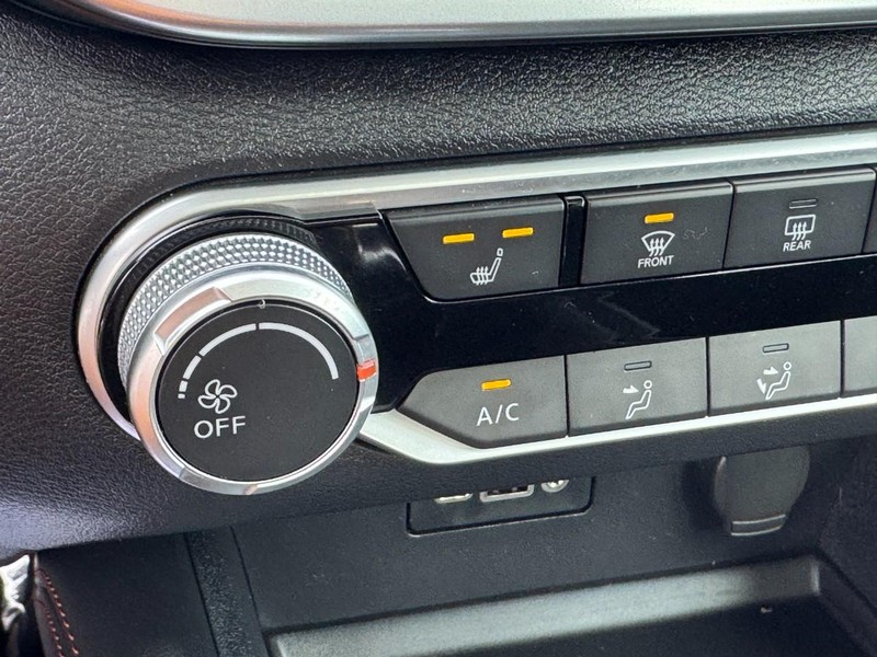 Nissan Altima Vehicle Full-screen Gallery Image 20