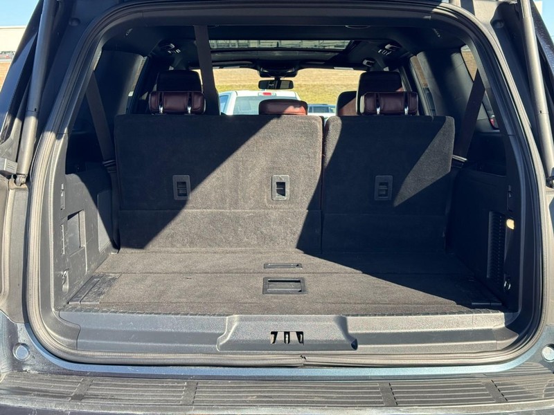 Ford Expedition Max Vehicle Full-screen Gallery Image 04