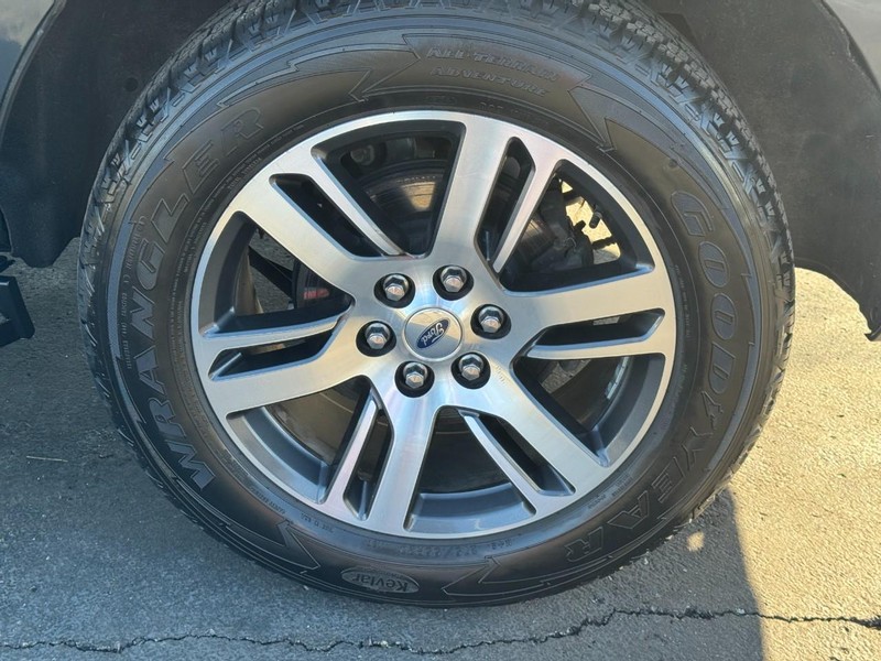 Ford Expedition Max Vehicle Full-screen Gallery Image 07