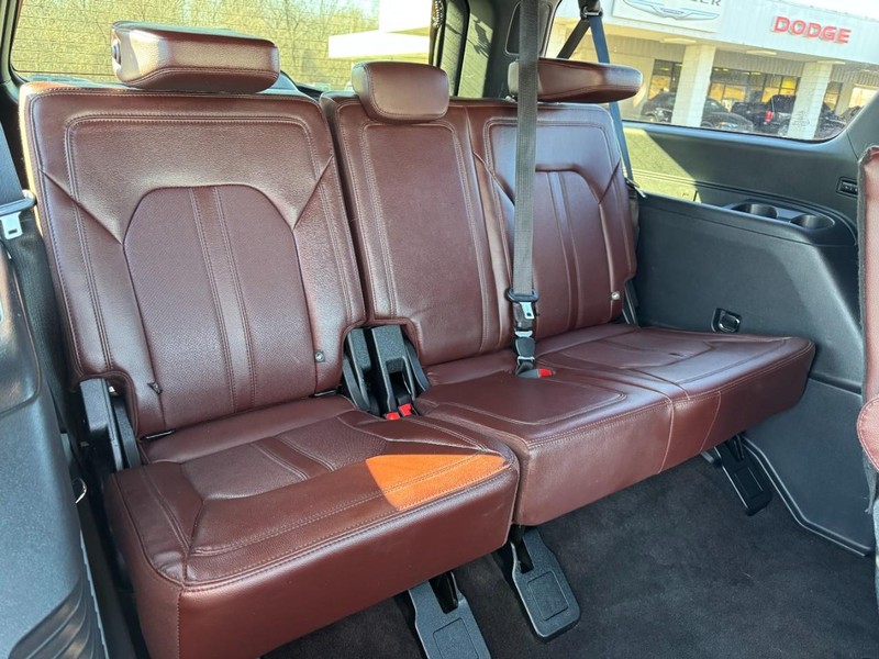 Ford Expedition Max Vehicle Full-screen Gallery Image 10