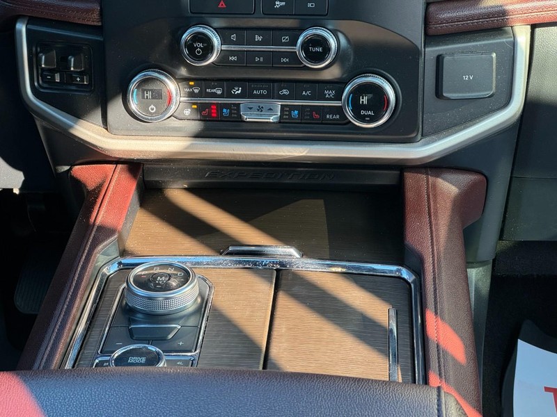 Ford Expedition Max Vehicle Full-screen Gallery Image 15