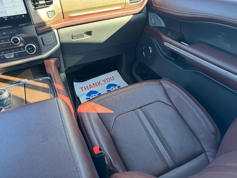 Ford Expedition Max Vehicle Full-screen Gallery Image 16