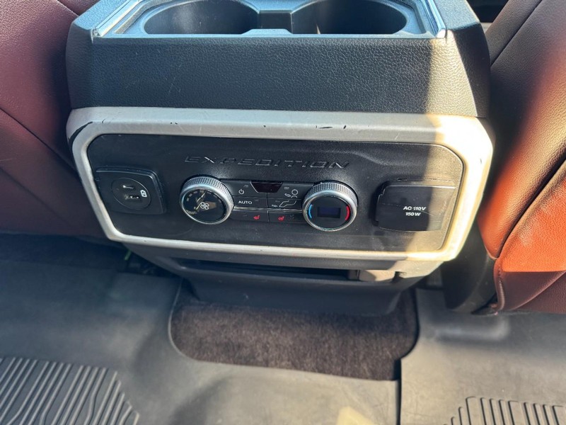 Ford Expedition Max Vehicle Full-screen Gallery Image 17