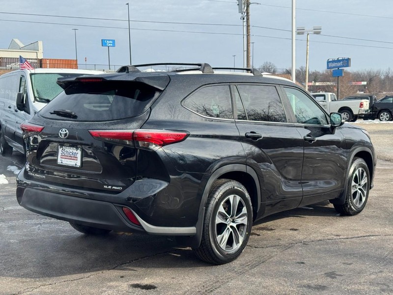 Toyota Highlander Vehicle Full-screen Gallery Image 03