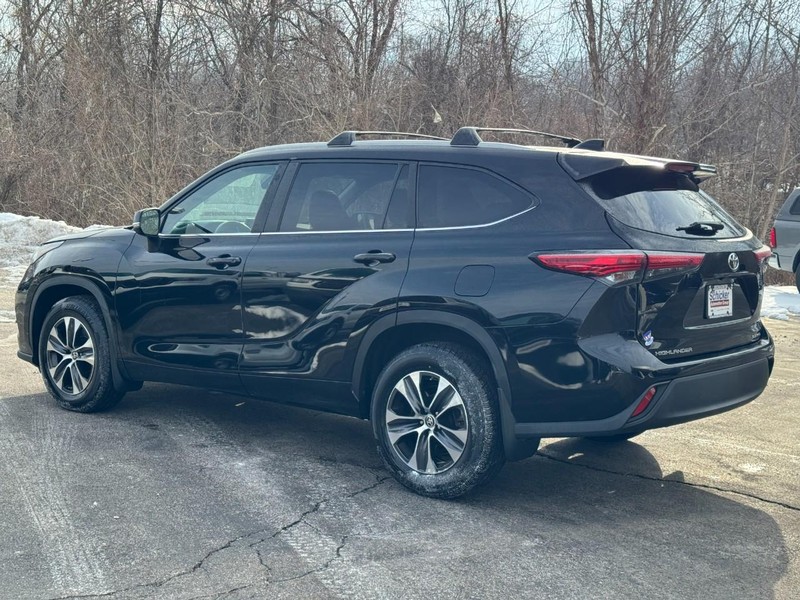 Toyota Highlander Vehicle Full-screen Gallery Image 06