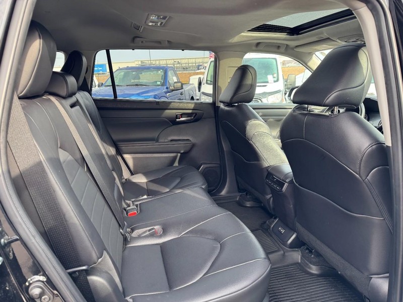 Toyota Highlander Vehicle Full-screen Gallery Image 10
