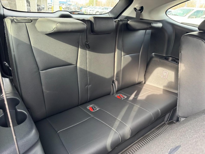 Toyota Highlander Vehicle Full-screen Gallery Image 11