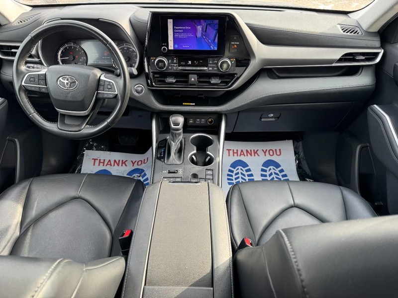 Toyota Highlander Vehicle Full-screen Gallery Image 12