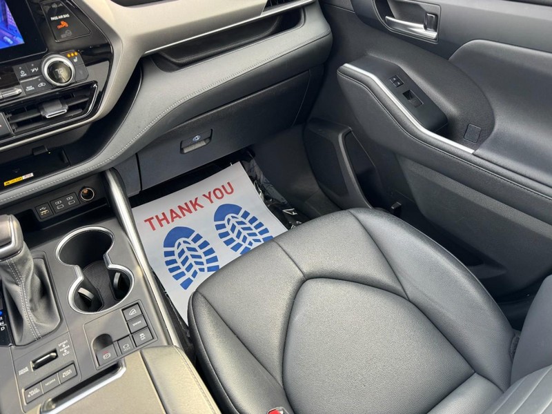 Toyota Highlander Vehicle Full-screen Gallery Image 16