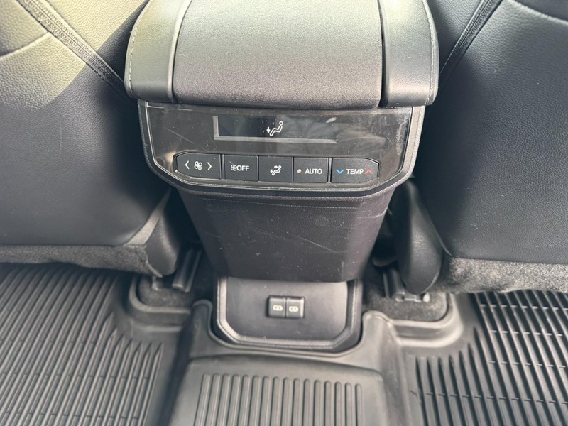 Toyota Highlander Vehicle Full-screen Gallery Image 17