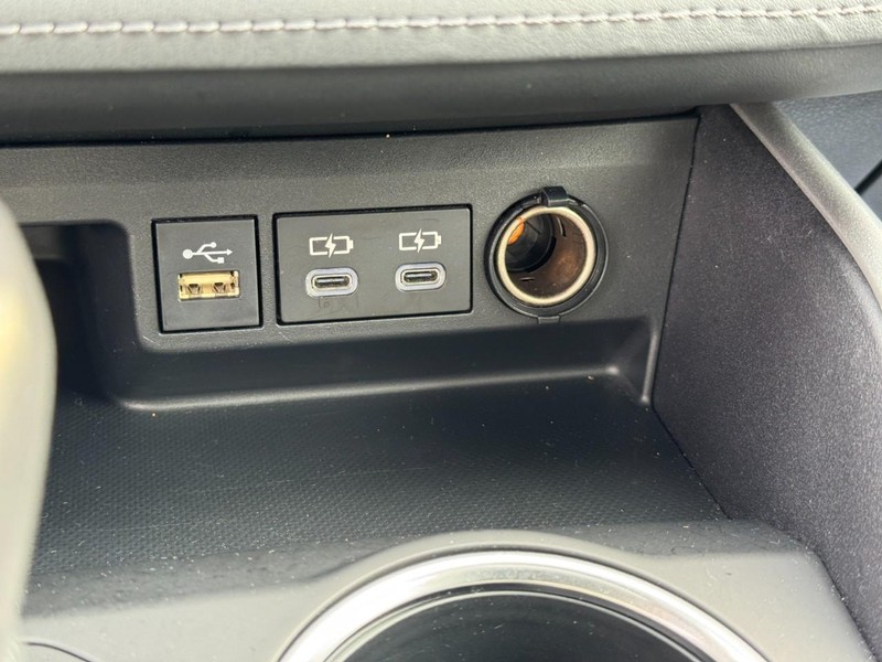 Toyota Highlander Vehicle Full-screen Gallery Image 23