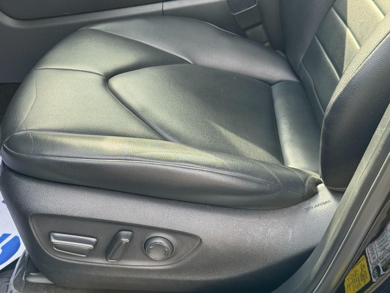 Toyota Highlander Vehicle Full-screen Gallery Image 28