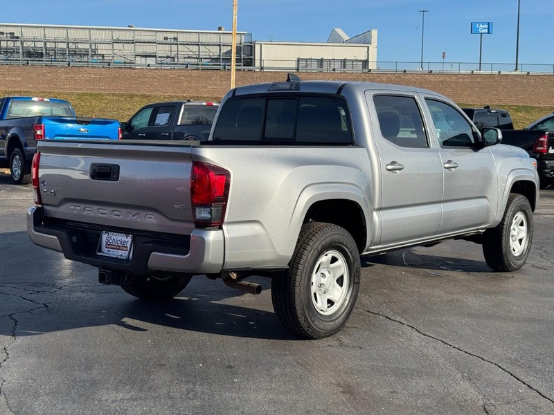 Toyota Tacoma 4WD Vehicle Full-screen Gallery Image 03
