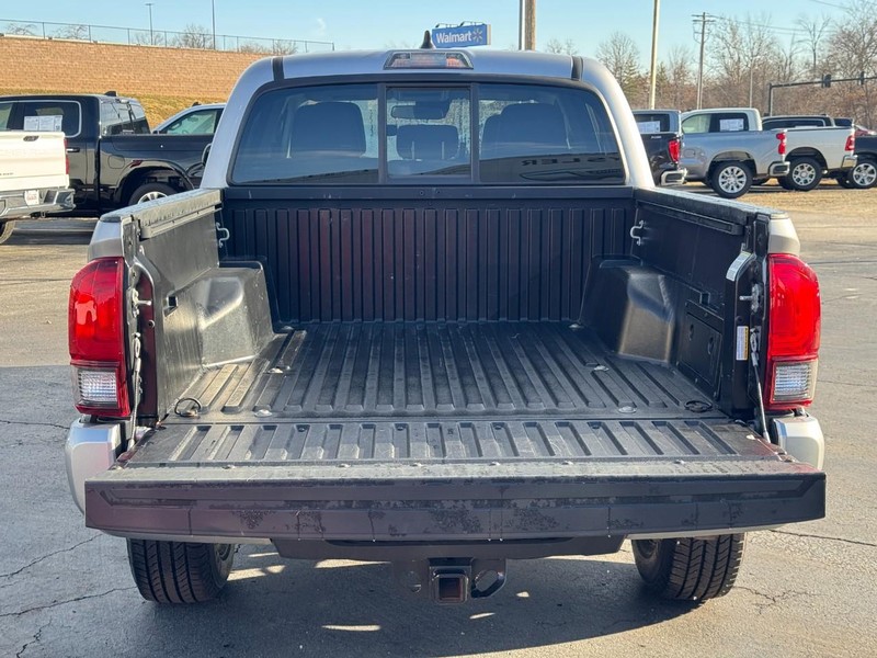 Toyota Tacoma 4WD Vehicle Full-screen Gallery Image 04