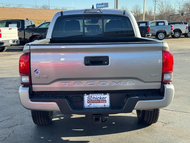 Toyota Tacoma 4WD Vehicle Full-screen Gallery Image 05