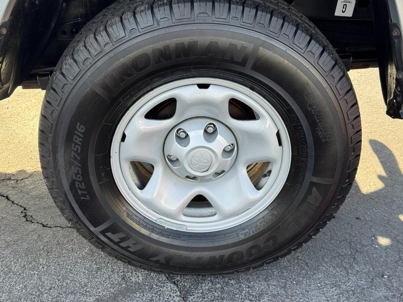 Toyota Tacoma 4WD Vehicle Full-screen Gallery Image 07